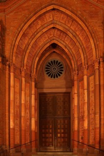 Market Church portal, archivolt, pointed arch, monochrome, red, church door, night view, Wiesbaden,