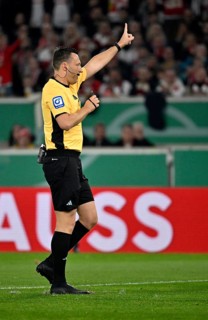 Referee Referee Sven Jablonski Gesture Gesture Semi-final, DFB Cup, MHPArena, MHP Arena Stuttgart,
