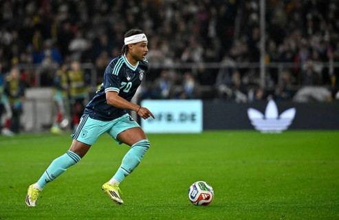 Serge Gnabry GER (20) Action on the ball m Background perimeter advertising ADIDAS Football DFB