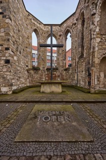 Ruins of the Aegidienkirche, memorial for victims of war and violence, cross, church, diffuse