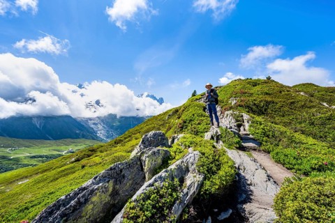 Mountaineers on a hiking trail with mountain views, hiking to the Aiguillette des Posettes,