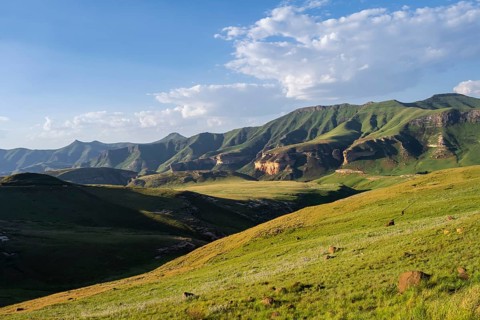 Grassland with sandstone cliffs and cliffs, landscape in Golden Gate Highlands National Park, Free