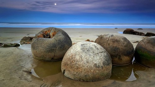 New Zealand, South Island, Moeraki Blders, stone balls, beach, sea, clouds, sunset, New Zealand