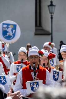 Historically costumed guild members in Zurich's old town, brass band music at Münzplatz, Zunft zum
