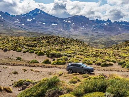 SUV 4x4, road Ruta 41, gravel road, arid volcanic landscape, Los Antiguos - Paso Roballo, Argentina
