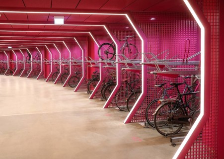Bicycles are available in the bicycle parking garage at Potsdamer Platz. The parking garage offers