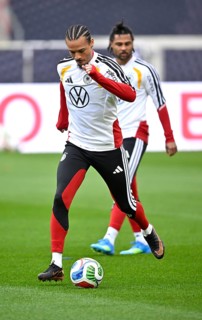 Leroy Sané GER (19) Action on the ball behind Serge Gnabry GER (20) Football, Training German
