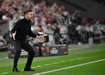 Coach coach Francesco Farioli FC Porto on the sidelines gesture gesture soccer Europa League,