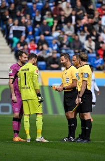 Coin toss in front of kick-off, Referee Referee Daniel Schlager Goalkeeper Oliver Baumann TSG 1899