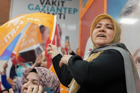 Gaziantep, Türkiye – May 28, 2023. Supporters of President Recep Tayyip Erdogan celebrate in the