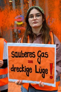 Lilli Gomez, Last Generation activist after colour attack on Total Energies building. They are
