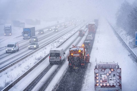 The onset of winter in North Rhine-Westphalia, heavy snowfall, A3 motorway near Hilden, near