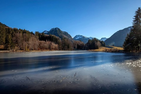 Moor, moor pond, icy, winter, behind Allgäu Alps, Oberstdorf, Oberallgäu, Allgäu, Bavaria, Germany