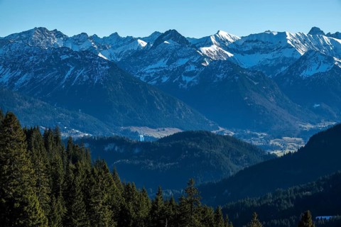 View from the high-altitude hiking trail from Bolsterlanger Horn to Riedberger Horn, snow-capped