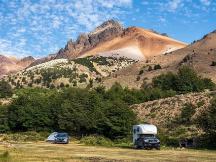 4x4 Pickup camper van, tent, campsite Arroyo Lincoln, at road Ruta 41, Los Antiguos - Paso Roballo,
