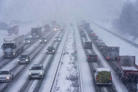 The onset of winter in North Rhine-Westphalia, heavy snowfall, A3 motorway near Hilden, near