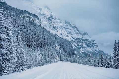 Winter road trip on the Icefields Parkway with lots of snow and ice, Banff National Park, Jasper