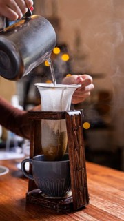Experience a cozy cafe vibe with this artisanal coffee-making process. Hot water is poured through