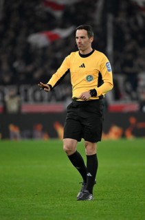 Referee Referee Benjamin Brand gesture gesture calm, calms, MHPArena, MHP Arena Stuttgart,