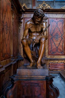 Figure of Jesus, seated, head lowered, in a side chapel, appliqué, gilded, Cathedral of Our Lady,