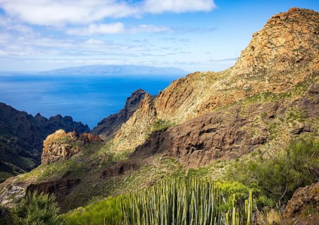 Mountain landscape, mountain hiking, view of Risco Blanco and the island of La Gomera, El Molledo,