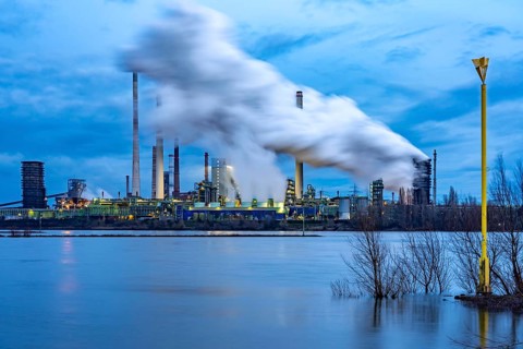 Rhine near Duisburg-Bruckhausen, industrial setting of the ThyssenKrupp steel plant, fire cloud of