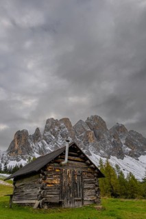 View of a part of the Geisler group from the Gampenwiese, in the foreground an alpine hut,