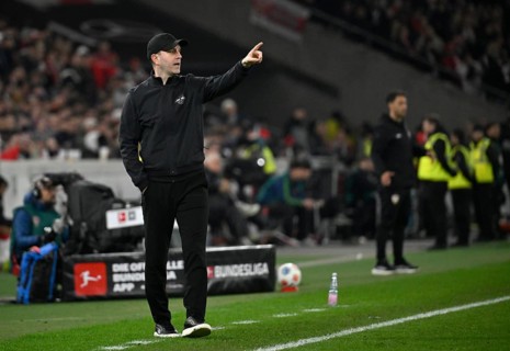 Coach Coach Ole Werner RasenBallsport RB Leipzig RBL on the sidelines gesture gesture TV camera