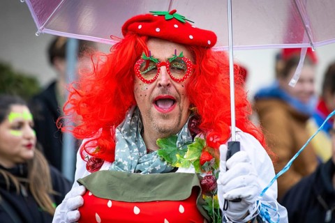 The Klaa Paris carnival parade passes through the streets of Frankfurt's Heddernheim, Heddernheim,