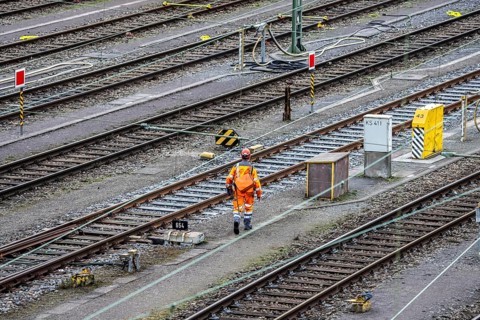 Shunters, check the assembled freight cars at the Hagen-Vorhalle marshalling yard, is one of the 9