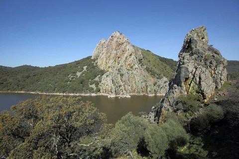 Salto del Gitano, vulture rocks with river Rio Tajo, rock formation, cliff, mountains, landscape,