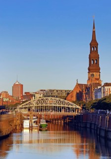 Customs canal with the ship of the customs museum of the Kornhausbrücke and the main church St.