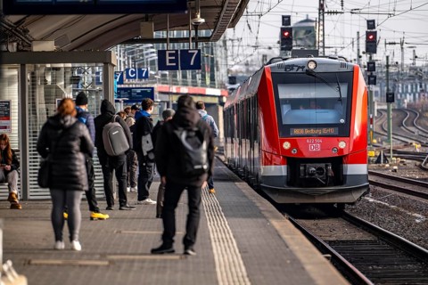 Passengers on the platform, regional train at Cologne-Messe/Deutz station, 2nd largest train