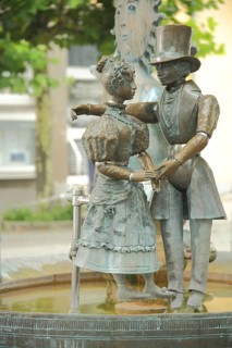 Kurgast fountain by Bonifatius Stirnberg 1980, dancing couple, Biedermeier couple, clothing, modern