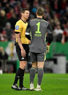 Referee Referee Daniel Siebert Gesture Gesture in conversation Discussion with goalkeeper Manuel