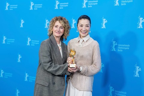 Tricia Tuttle (Artistic Director of the Berlinale) and Michelle Yeoh with the Golden Bear at the