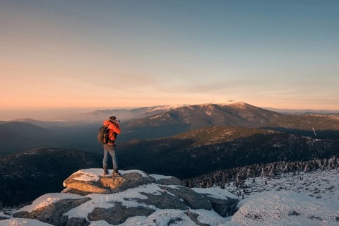 A photographer captures the serene, snowy landscape of Siete Picos in the Guadarrama Mountains,