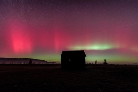 Northern lights, aurora borealis, solar storm, January 2026, red, green, hut, Loisach-Lake