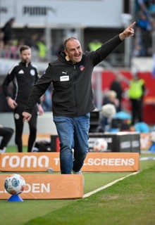 Coach Coach Frank Schmidt 1. FC Heidenheim 1846 FCH gesture on the sidelines soccer Bundesliga,