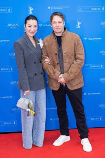 Michelle Yeoh and Sean Baker in front of the premiere of the film Everything Everywhere All At Once