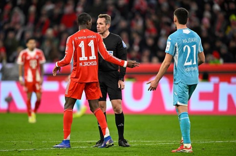Referee Tobias Stieler in discussion with Nicolas Jackson FC Bayern Munich FCB (11) Albian Hajdari