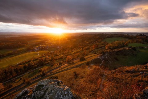 Rain and sun alternating — dramatic autumn atmosphere at the Hohenstaufen Spielburg Nature Reserve