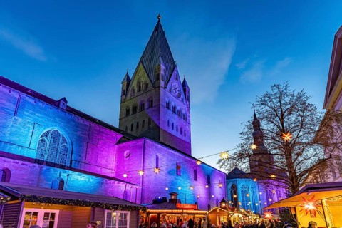 Christmas market and St. Patrokli Cathedral in Soest at dusk, North Rhine-Westphalia, Germany