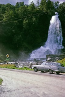 Vauxhall Victor Kombi auf der Straße beim Wasserfall Steinsdalsfossen, Norheimsund, Norwegen, 1970