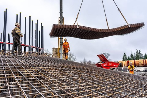 Assembly of reinforcing steel for the reinforced concrete foundation of a wind turbine, a mesh of