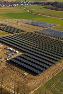Extensive photovoltaic system with surrounding fields and a remote village, Agri PV Bau für