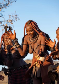 Traditional Himba woman clapping, music and dance, near Opuwo, Kaokoveld, Kunene, Namibia
