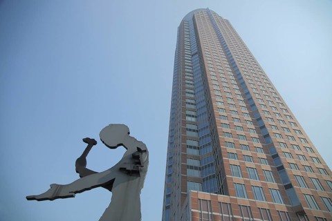 Hammering Man sculpture by Jonathan Borofsky 1991 and Messeturm 257m, man with hammer, hammering,