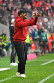 Coach Coach Vincent Kompany FC Bayern Munich FCB on the sidelines Gesture Gesture Allianz Arena,