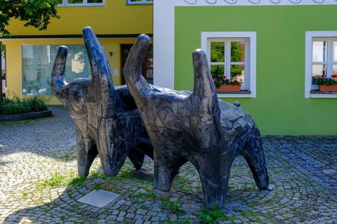 Bronze figures in front of the Pre- and Early History Museum, Museum Fundreich, market square,
